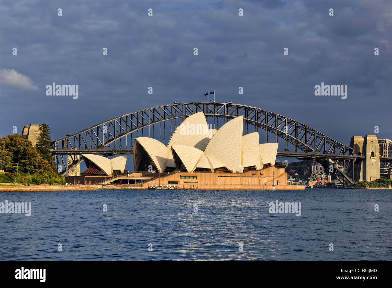 SYDNEY, AUSTRALIA, 22 NOVEMBE 2015 - Sydney opera house and Harbour bridge in Sydney at sunrise. Iconic and world famous Stock Photo
