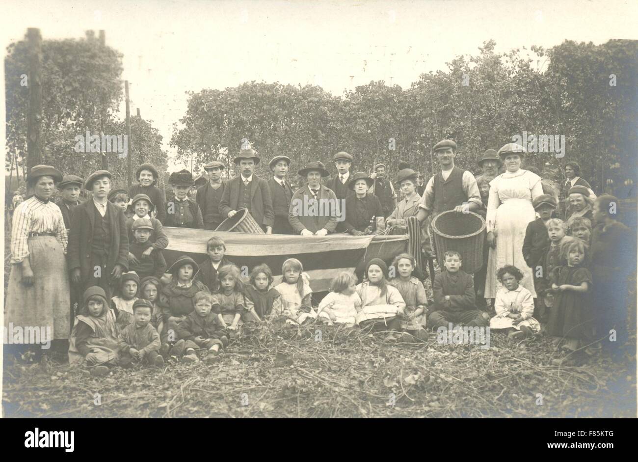 Portrait photograph of hop pickers young and old 1905 Stock Photo