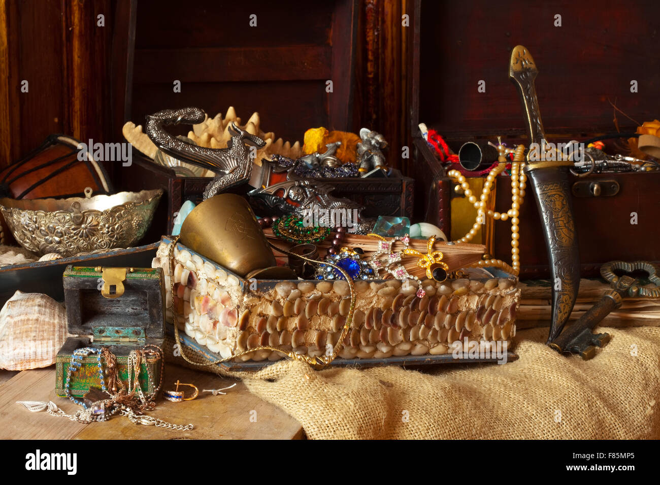 Искусно владение несметными сокровищами. Пиратские сокровища. Клад степана разина. Искусно владение несметными сокровищами. Пиратский сундук с сокровищами.