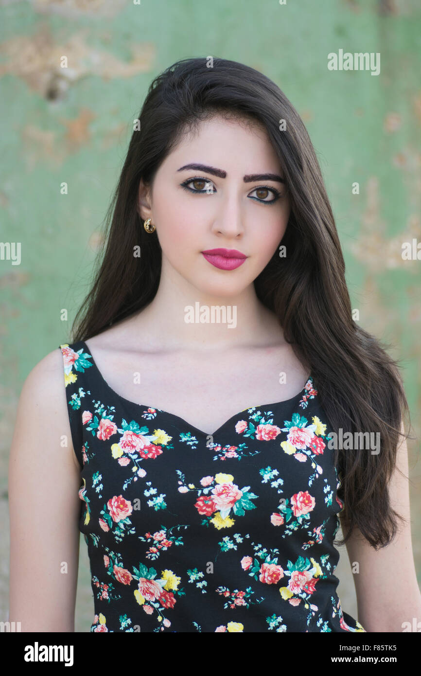 Head and shoulders portrait of a beautiful young woman outdoors Stock ...