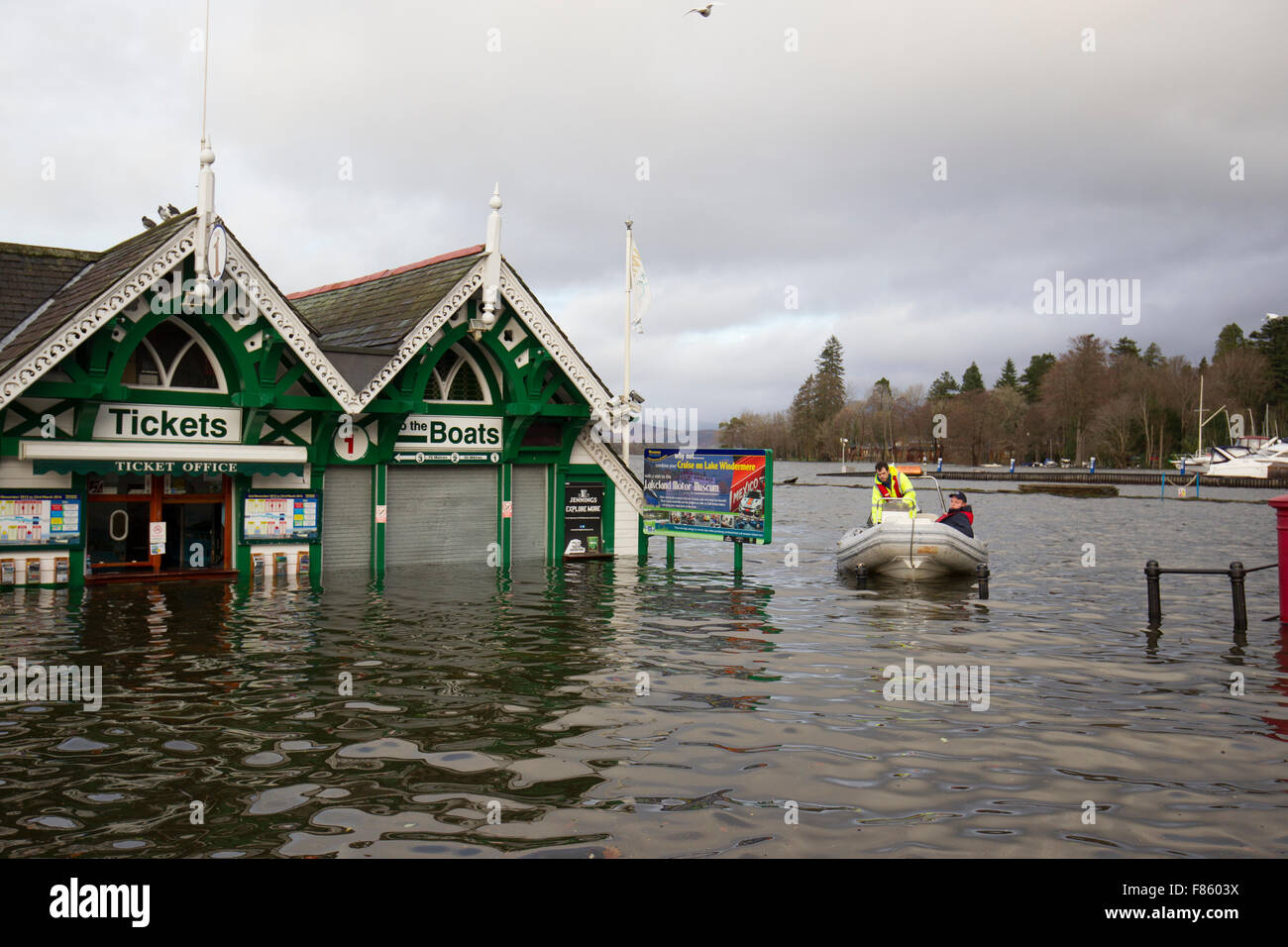 Lake Windermere, Cumbria, UK. 6th Dec, 2015. Severe flood. Lake Windermere flooded over to record high -for a few hours above the previous record  Bowness Bay Sunday morning promenade and main road flooded. Windermere Lakes Cruises & Pier Head Cafe flooded out Credit:  Gordon Shoosmith/Alamy Live News Stock Photo