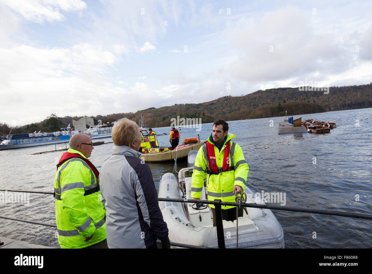 Lake Windermere, Cumbria, UK. 6th Dec, 2015. Severe flood. Lake Windermere flloded over to record high -for a few hours above the previos record  Bowness Bay Sunday morning promanade and main road floode Credit:  Gordon Shoosmith/Alamy Live News Stock Photo