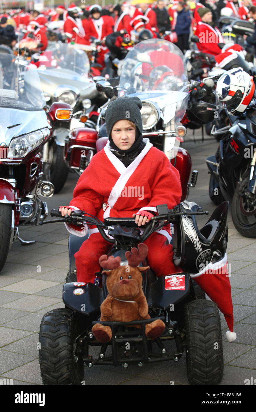 Gdansk, Poland 6th, Dec. 2015 Few thousands Santa Clauses on motorbikes participate in the charity parade on ThreeCity streets. Motorbikers passed from Energa Arena stadium in Gdansk to the Kosciuszko Square in Gdynia to collect money for needy children. Credit:  Michal Fludra/Alamy Live News Stock Photo