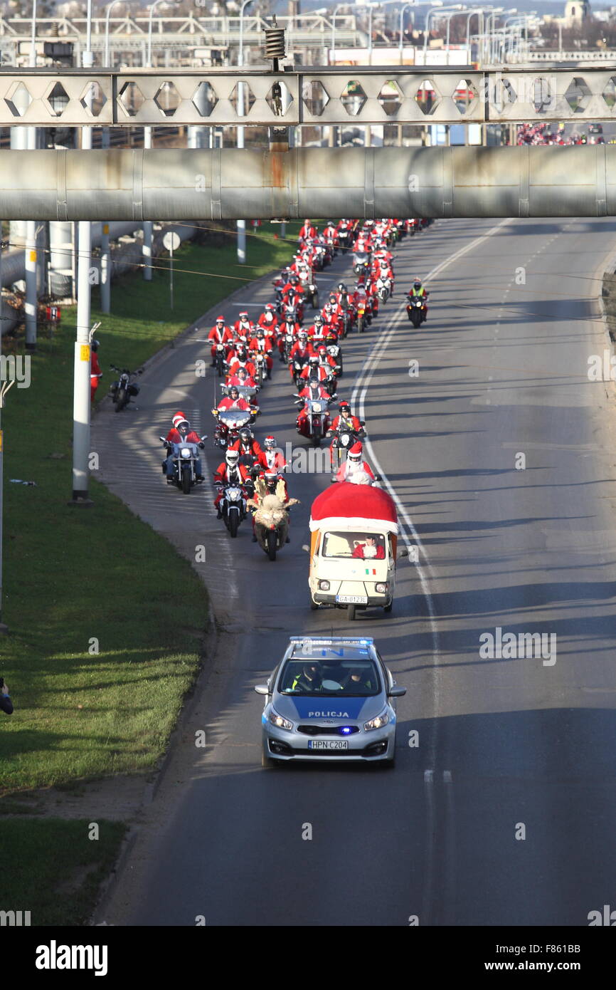 Gdansk, Poland 6th, Dec. 2015 Few thousands Santa Clauses on motorbikes participate in the charity parade on ThreeCity streets. Motorbikers passed from Energa Arena stadium in Gdansk to the Kosciuszko Square in Gdynia to collect money for needy children. Credit:  Michal Fludra/Alamy Live News Stock Photo