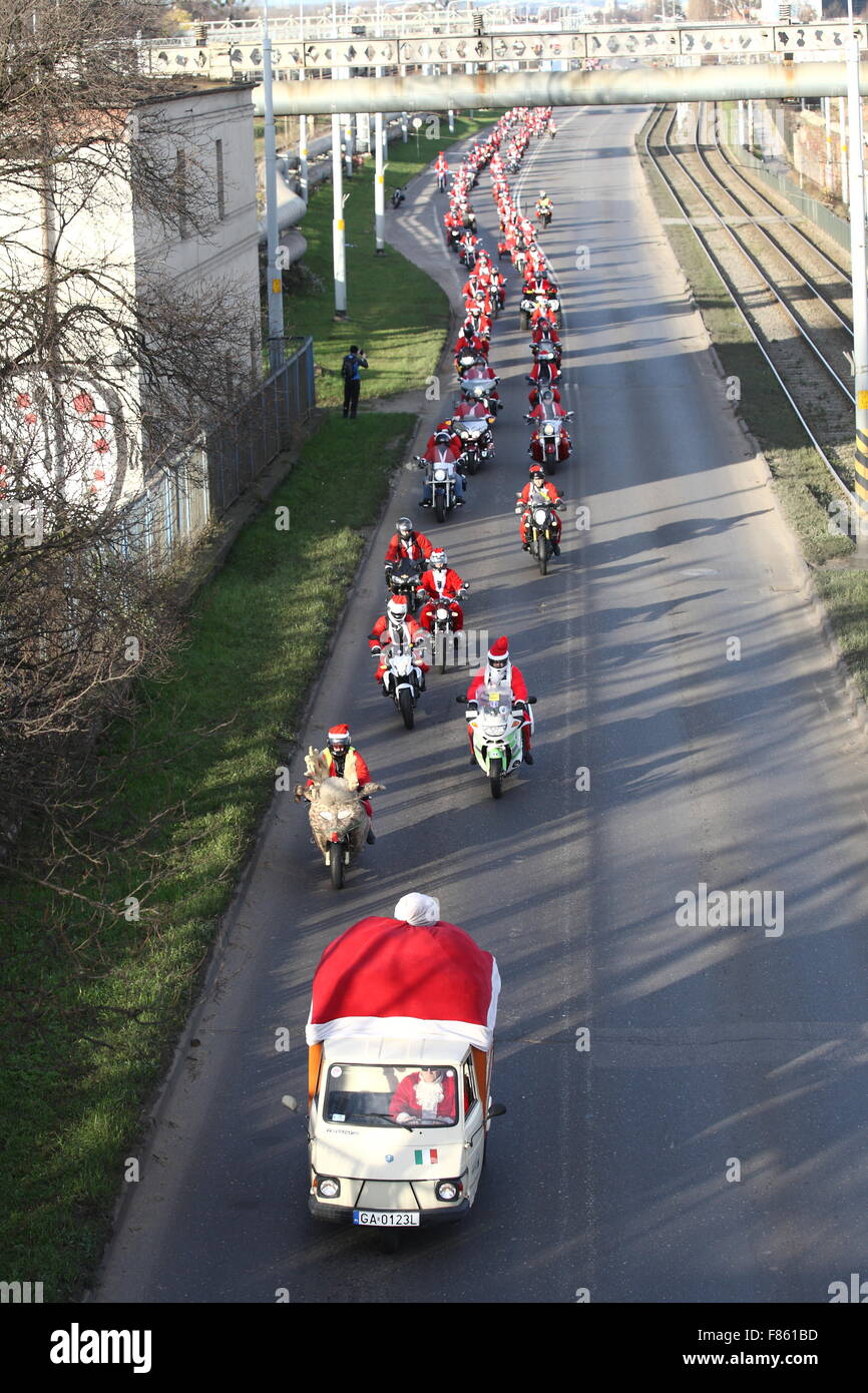Gdansk, Poland 6th, Dec. 2015 Few thousands Santa Clauses on motorbikes participate in the charity parade on ThreeCity streets. Motorbikers passed from Energa Arena stadium in Gdansk to the Kosciuszko Square in Gdynia to collect money for needy children. Credit:  Michal Fludra/Alamy Live News Stock Photo