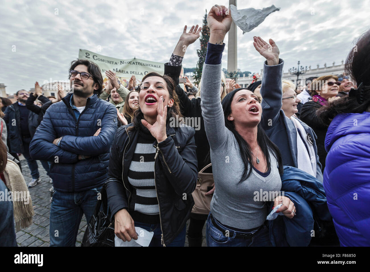 Vatican City, Vatican. 06th Dec, 2015. Faithful react, in the eve of