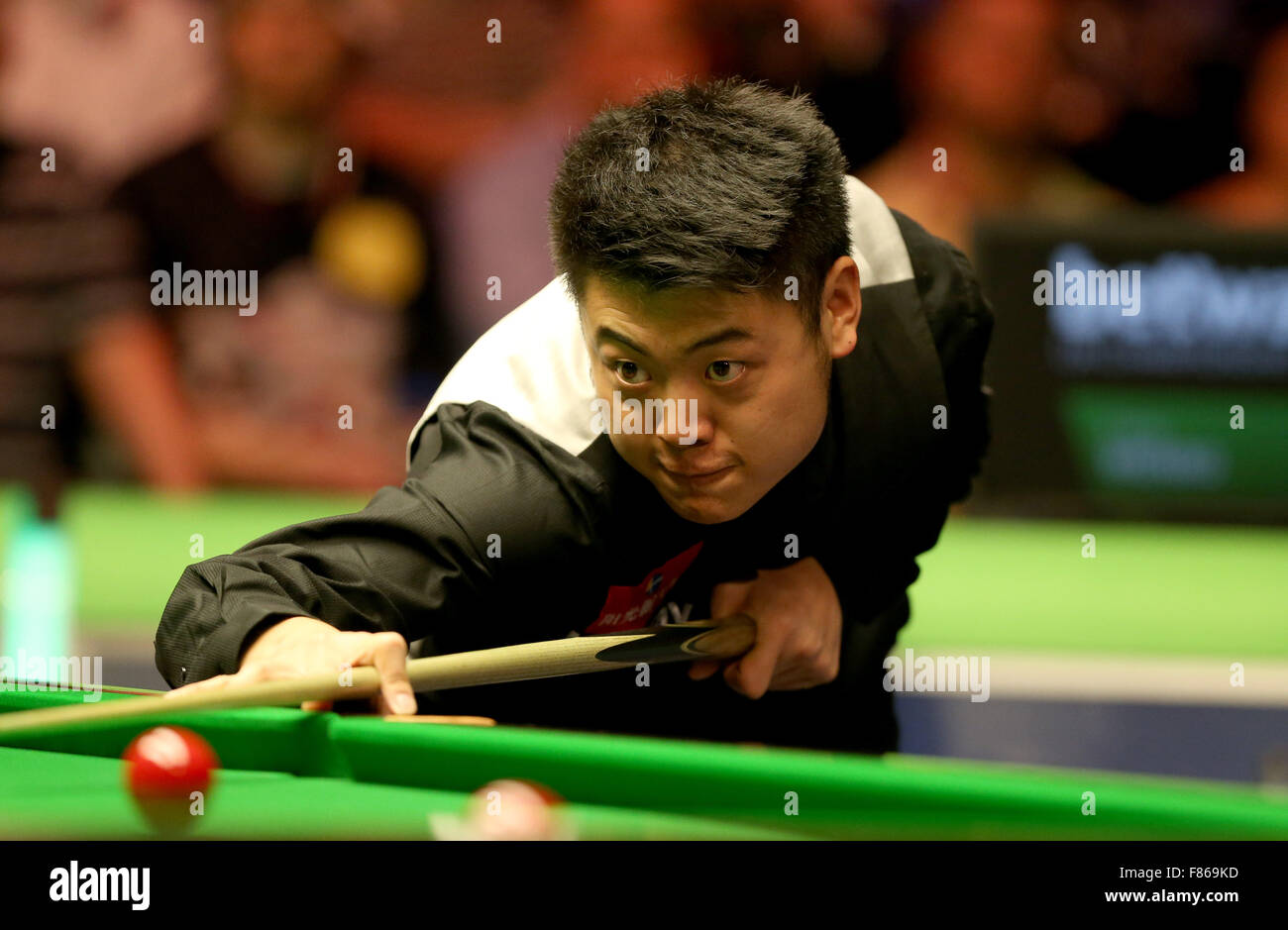 (151206) -- YORK, Dec. 6, 2015 (Xinhua) -- Liang Wenbo of China competes during the final match against Neil Robertson of Australia at Snooker UK Championship 2015 in York, Britain, Dec. 6, 2015. (Xinhua/Han Yan) Stock Photo