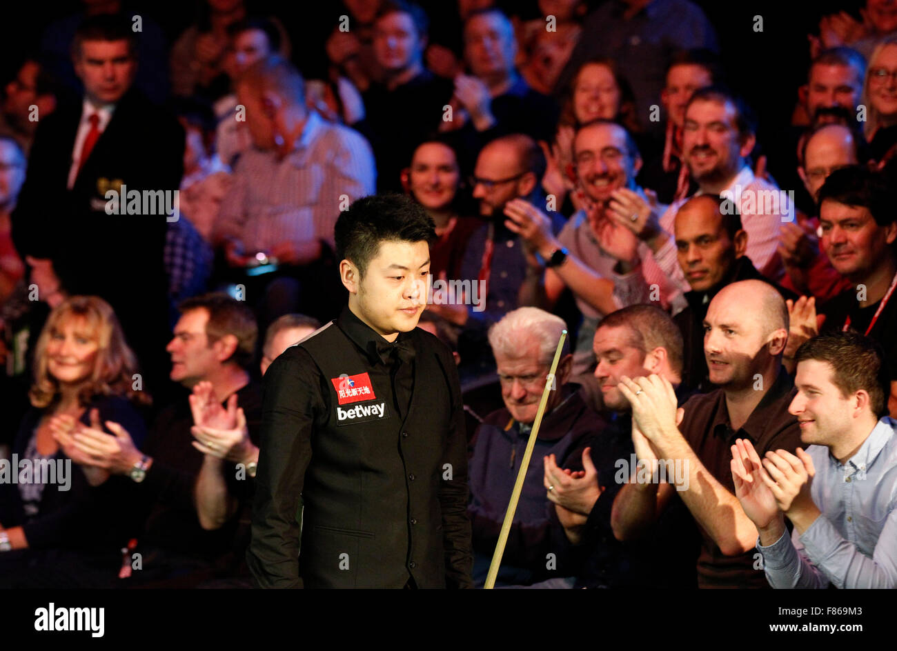 (151206) -- YORK, Dec. 6, 2015 (Xinhua) -- Liang Wenbo of China enters the auditorium before the final with Neil Robertson of Australia at Snooker UK Championship 2015 in York, England on December 6, 2015. (Xinhua/Han Yan) Stock Photo