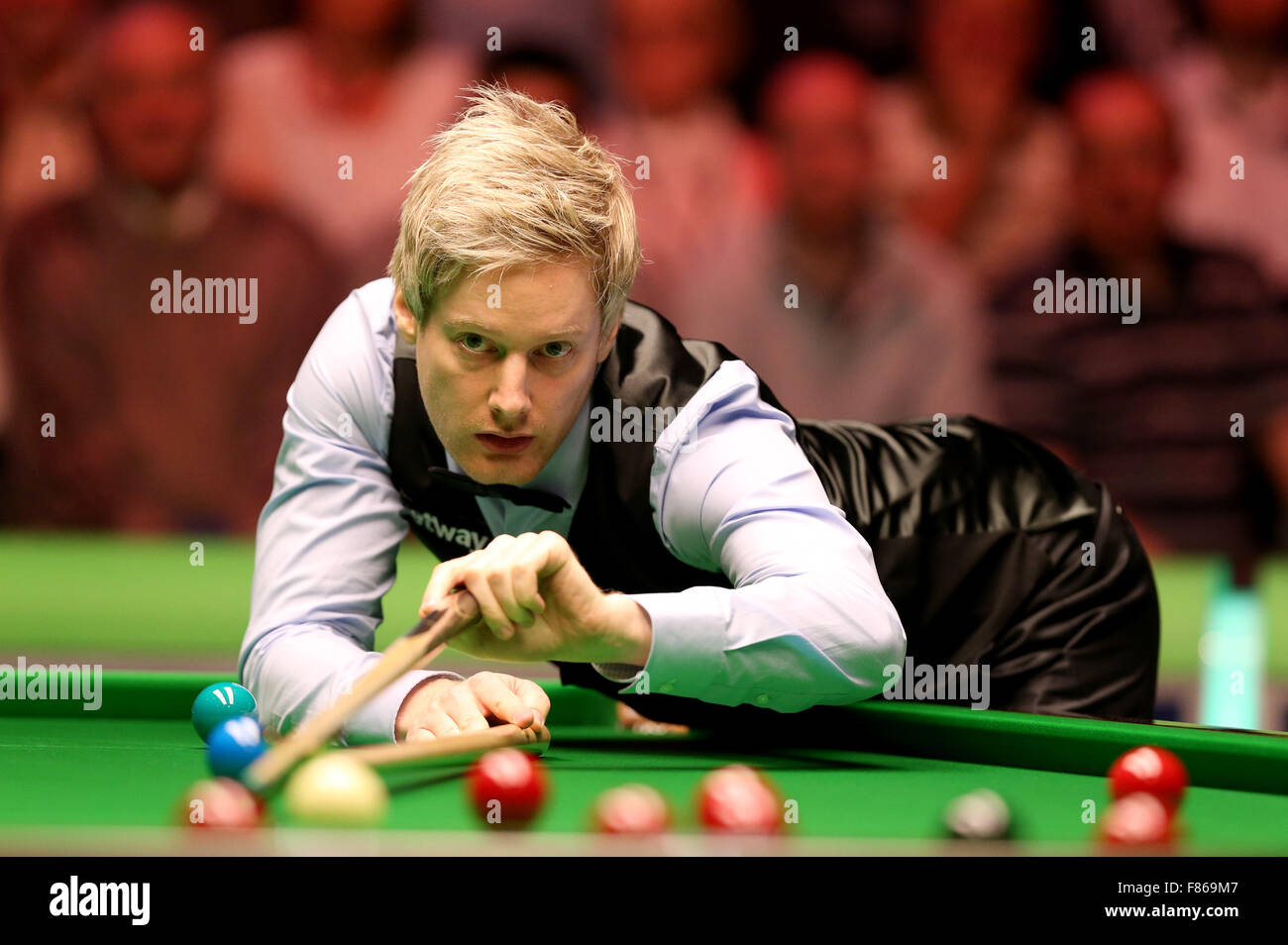 (151206) -- YORK, Dec. 6, 2015 (Xinhua) -- Neil Robertson of Australia competes during the final match against Liang Wenbo of China at Snooker UK Championship 2015 in York, Britain, Dec. 6, 2015. (Xinhua/Han Yan) Stock Photo