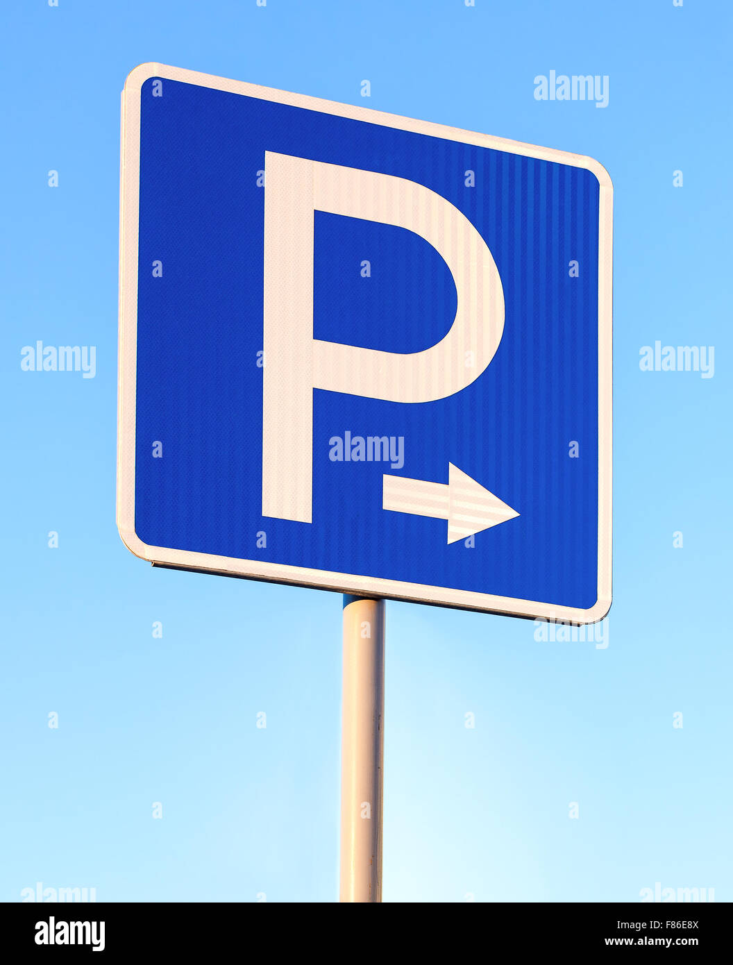 Close-up of a parking sign against blue sky Stock Photo - Alamy