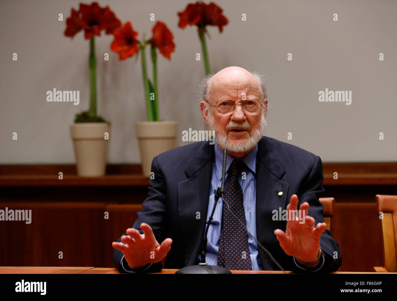 (151206) -- STOCKHOLM, Dec. 6, 2015 (Xinhua) -- The 2015 Nobel Prize laureate for Physiology or Medicine William C. Campbell talks during a press conference at Karolinska Institute in Stockholm, capital of Sweden, Dec. 6, 2015.  (Xinhua/Ye Pingfan) Stock Photo