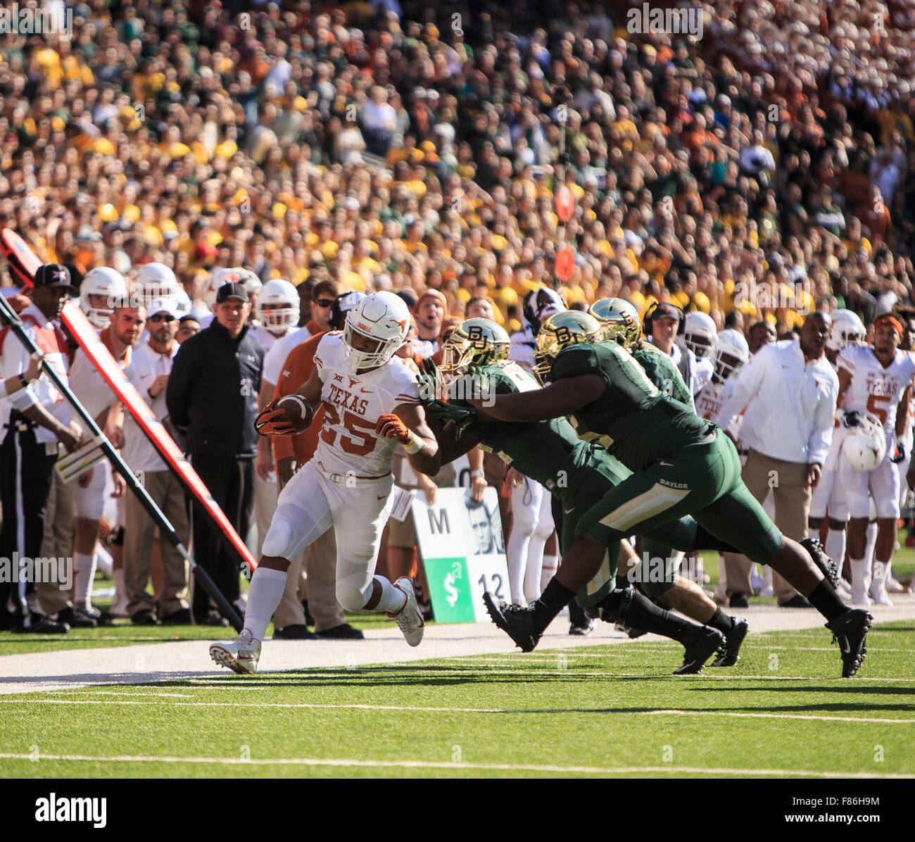 Waco, Texas, USA. 5th Dec, 2015. Baylor Bears defense pushes running