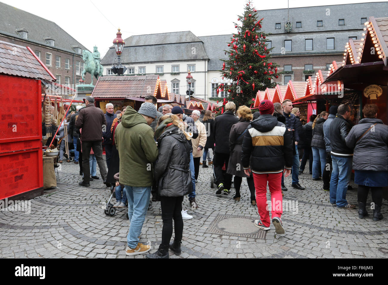 Düsseldorf, Germany. 6th December 2015. Christmas in Nordrhein Westfalen. Dusseldorf and Kaiserswerth on Saint Nicholas Day,  Sankt Nikolaus Tag. Christmas Markets, Weihnachtsmärkte. Credit:  Ashley Greb/Alamy Live News Stock Photo