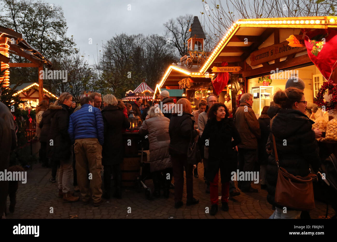 Düsseldorf, Germany. 6th December 2015. Christmas in Nordrhein Westfalen. Dusseldorf and Kaiserswerth on Saint Nicholas Day,  Sankt Nikolaus Tag. Christmas Markets, Weihnachtsmärkte. Credit:  Ashley Greb/Alamy Live News Stock Photo