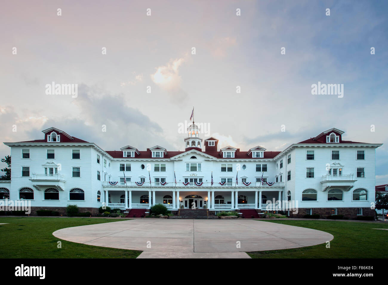 https://c8.alamy.com/comp/F86KE4/historic-stanley-hotel-1909-estes-park-colorado-usa-F86KE4.jpg