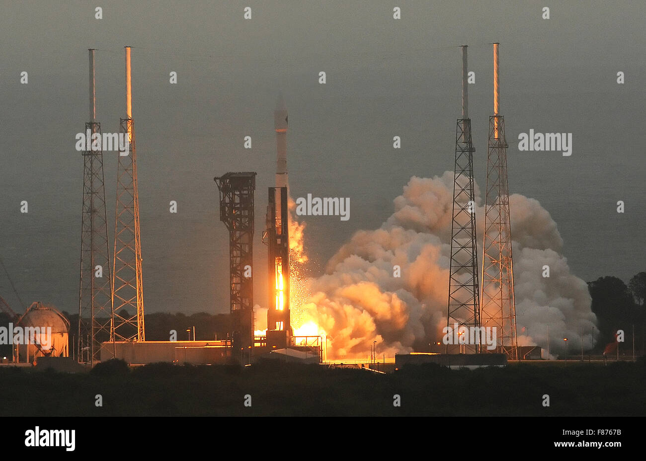 Cape Canaveral, Florida, USA. 6th December, 2015. On the fourth attempt, the Orbital ATK Cygnus spacecraft successfully launches atop a United Launch Alliance Atlas V rocket at Cape Canaveral Air Force Station in Florida on December 6, 2015. Pursuant to a contract with NASA, the spacecraft will deliver 3,513 kilograms of cargo to resupply the International Space Station. Credit:  Paul Hennessy/Alamy Live News Stock Photo