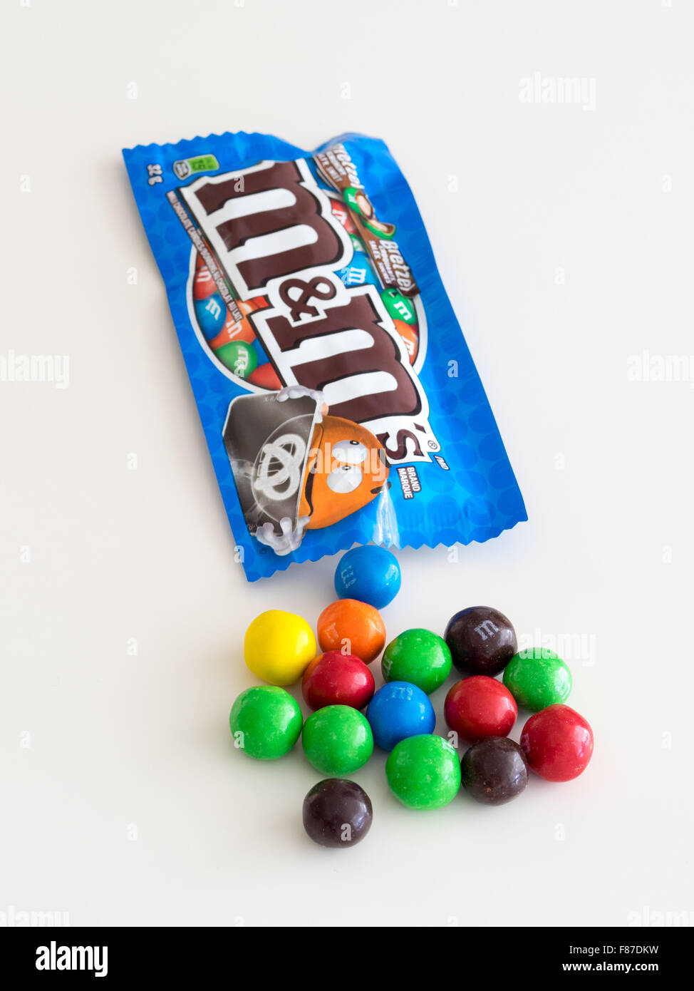 M&M's Crispy Chocolate Bar Stock Photo - Alamy