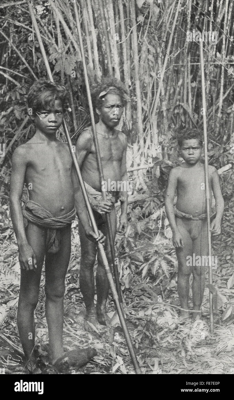 The smaller and less common type of Sakai. A father and his two sons. They carry the poison darts in their hair and very closely resemble the Negritos of the Philippines,  tribe of Siam circa 1900 Stock Photo