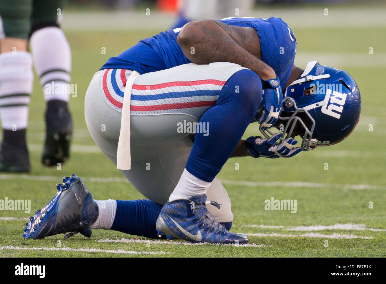 East Rutherford, New Jersey, USA. 6th Dec, 2015. New York Giants defensive end Robert Ayers (91) kneels on the field in pain during the NFL game between the New York Jets and the New York Giants at MetLife Stadium in East Rutherford, New Jersey. The New York Jets won 23-20. Christopher Szagola/CSM/Alamy Live News Stock Photo