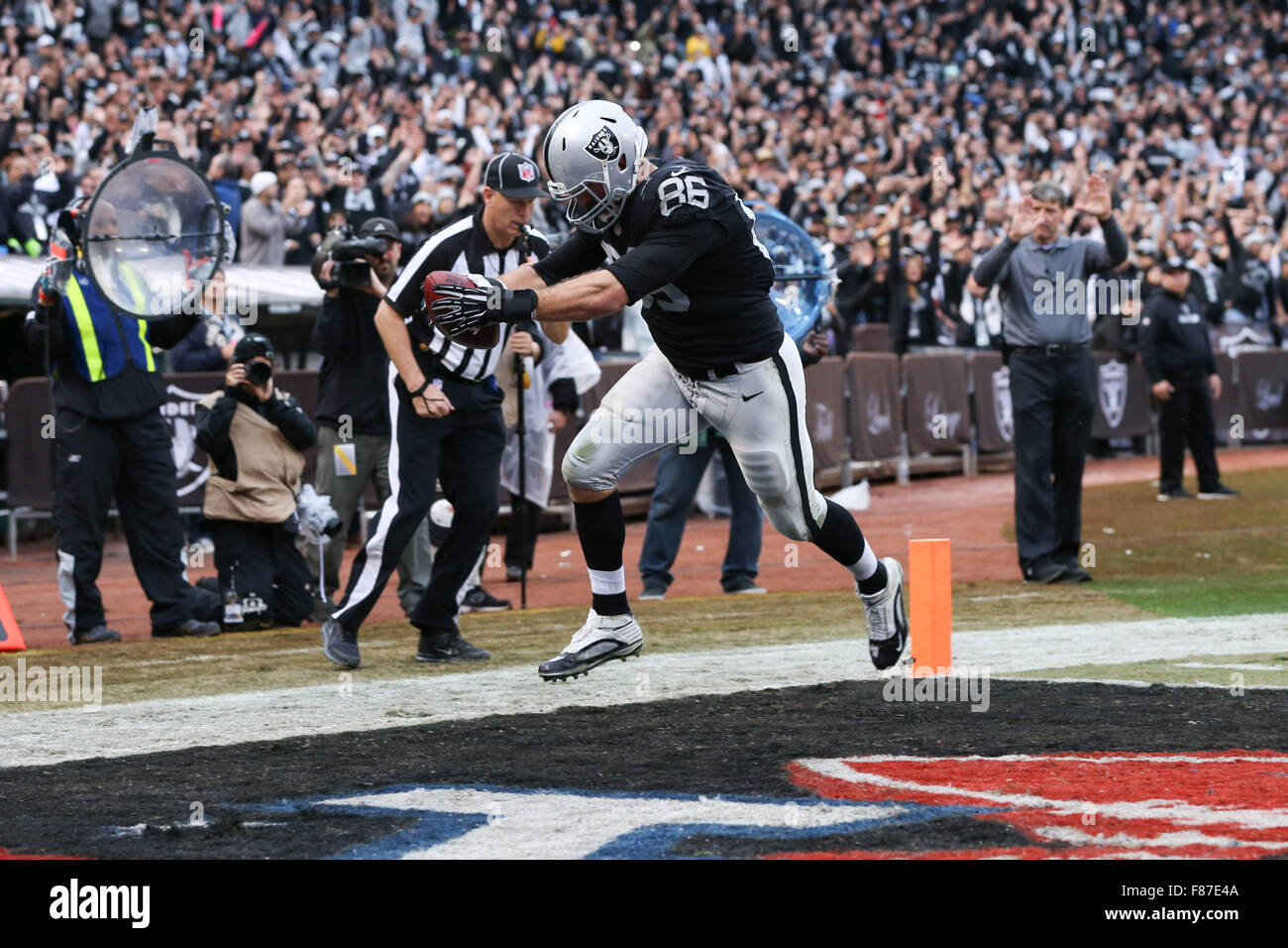 Oakland, California, USA. 6th Dec, 2015. Oakland Raiders tight end Lee ...