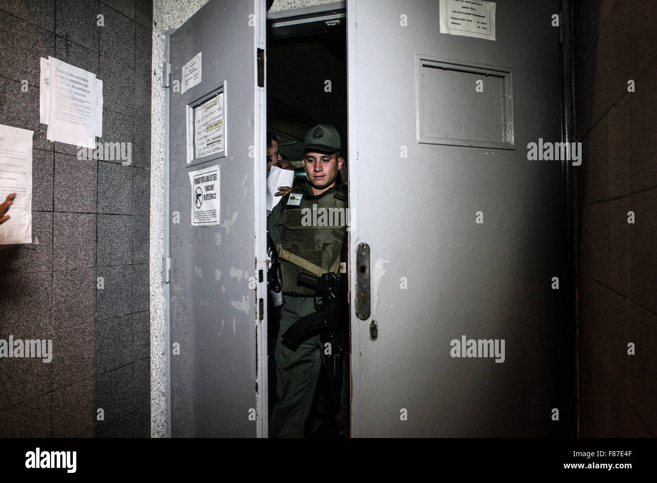 Caracas, Venezuela. 6th Dec, 2015. Members of the National Bolivarian Armed Forces close a voting center after people demanded the closing of the center installed in the Municipal Colege Andres Bello in Chacao, in Caracas, Venezuela, on Dec. 6, 2015. More than 19 million Venezuelans elected 167 new lawmakers for a five-year parliamentary mandate on Sunday. Credit:  Boris Vergara/Xinhua/Alamy Live News Stock Photo