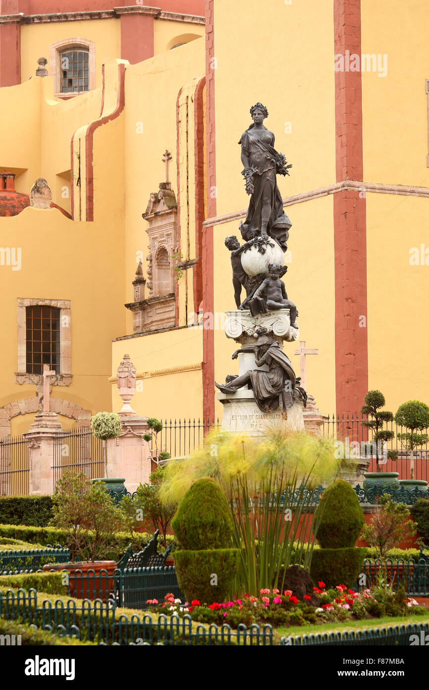 Estatua de la Paz (Statue of Peace) in front of the Basilica in