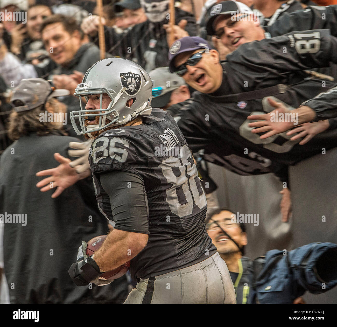 Oakland, California, USA. 06th Dec, 2015. Oakland Raiders tight end Lee ...