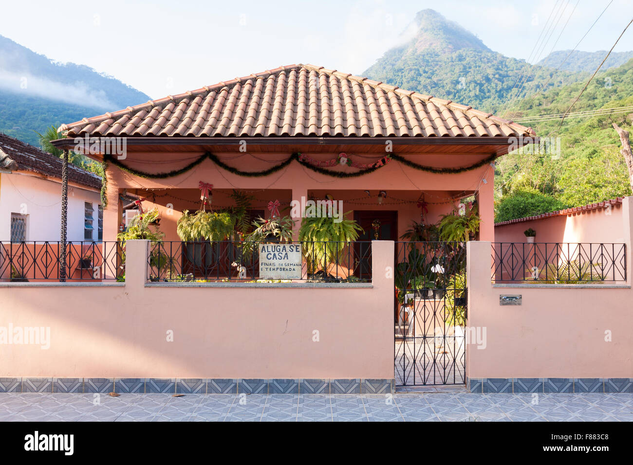 Low rise building house with sign in Portuguese: 'House for rent ...