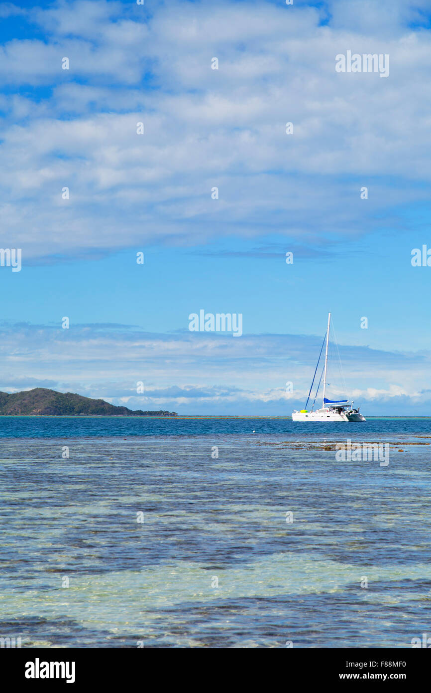 Boat on lagoon of Mana Island, Mamanuca Islands, Fiji Stock Photo - Alamy