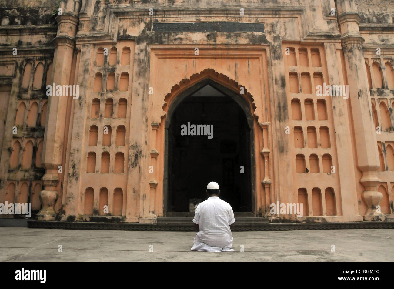 Muslim offers prayers hi-res stock photography and images - Alamy