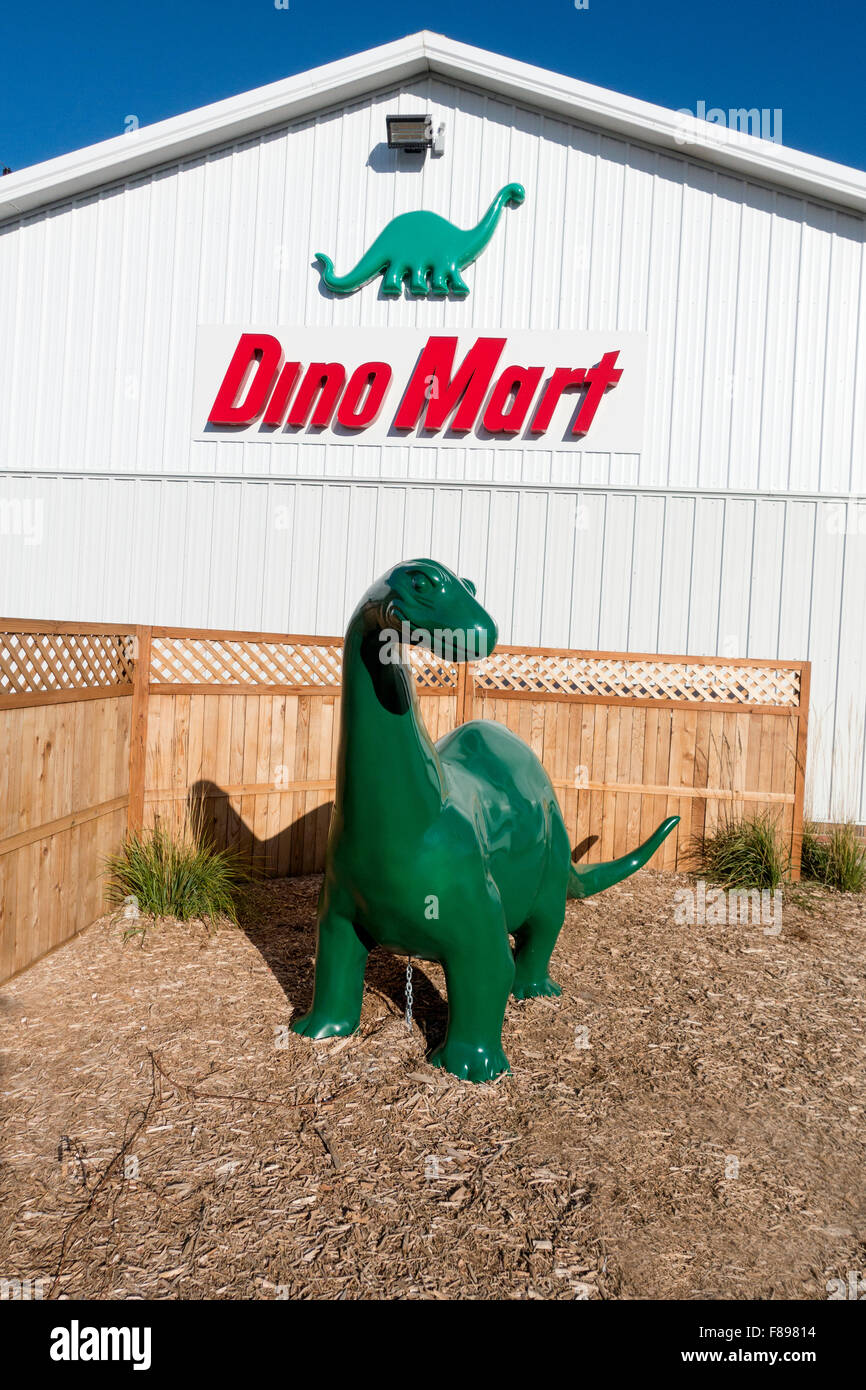 Dino Mart gas station with the Sinclair Oil Corporation dinosaur symbol