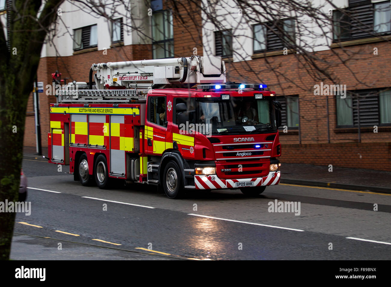 Scottish Fire And Rescue Service Fire Engine responding to a 999