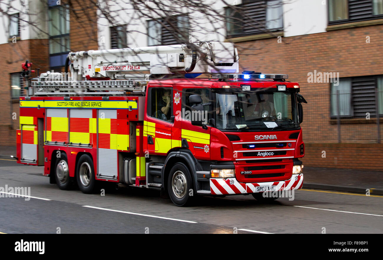 Scottish Fire And Rescue Service Fire Engine responding to a 999 Emergency call along Hawkhill in central Dundee, UK Stock Photo