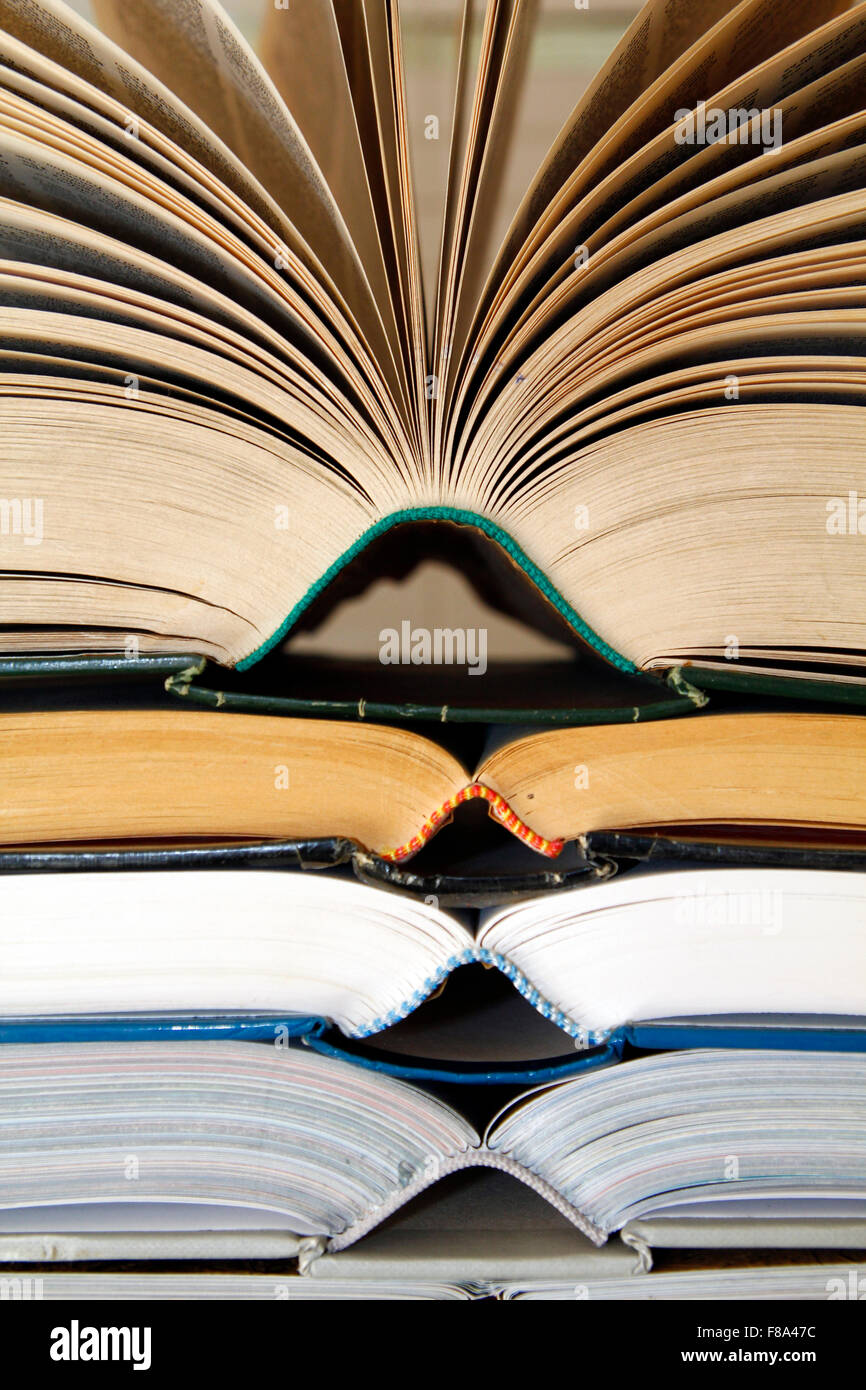Open books hi-res stock photography and images - Alamy