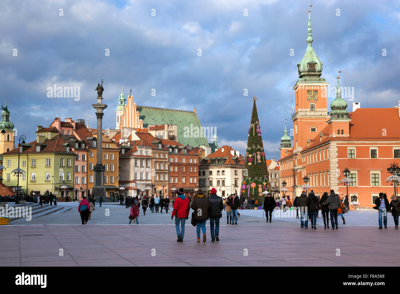 Castle Square in winter in Warsaw's Old Town, Zygmunt's column on the left and Royal Castle on the right, Poland Stock Photo