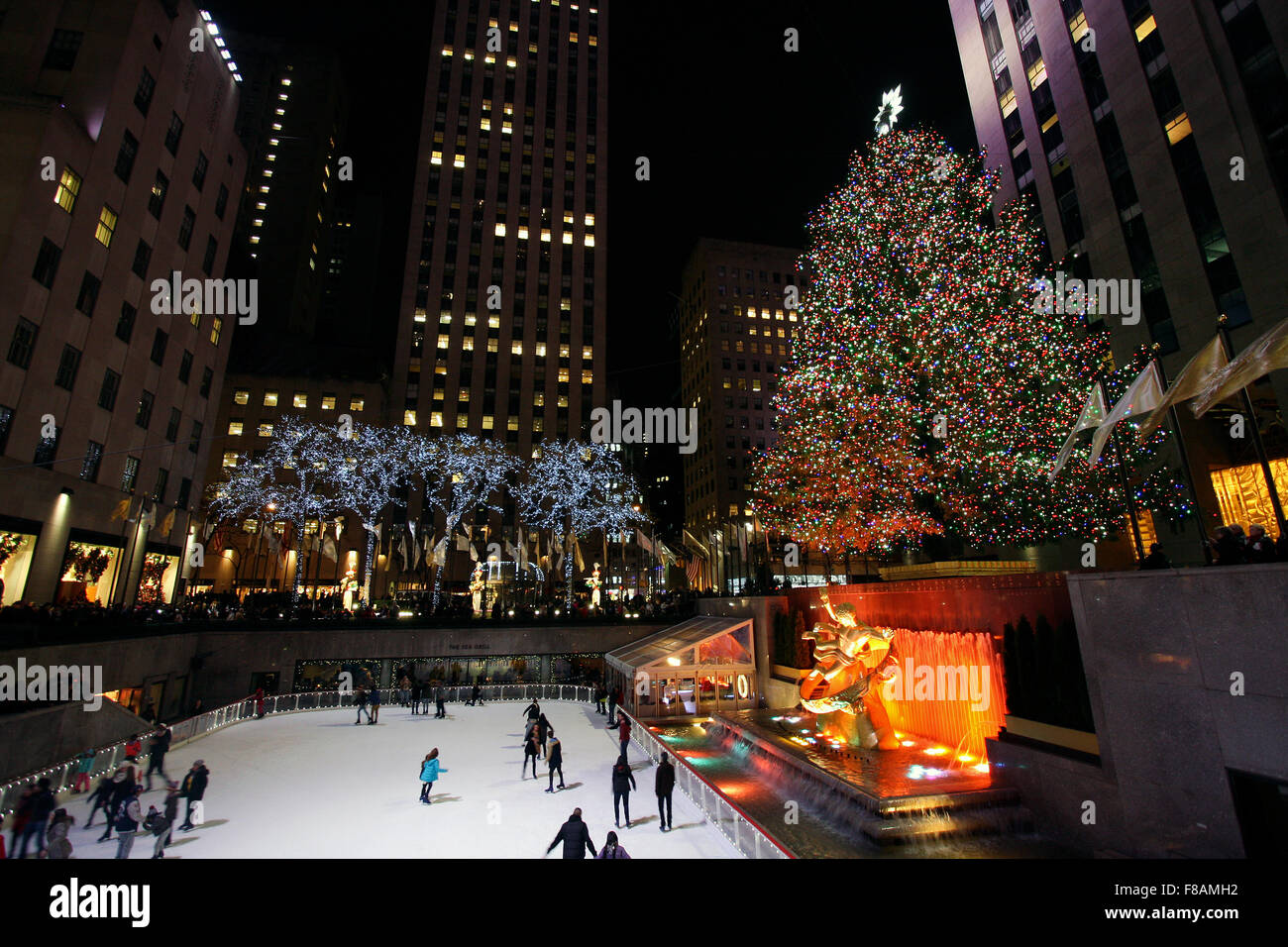New York, New York, USA. 07th Dec, 2015. Skaters enjoy the rink in New York City''s Rockefeller Center under the giant The Christmas tree. Credit:  Adam Stoltman/Alamy Live News Stock Photo