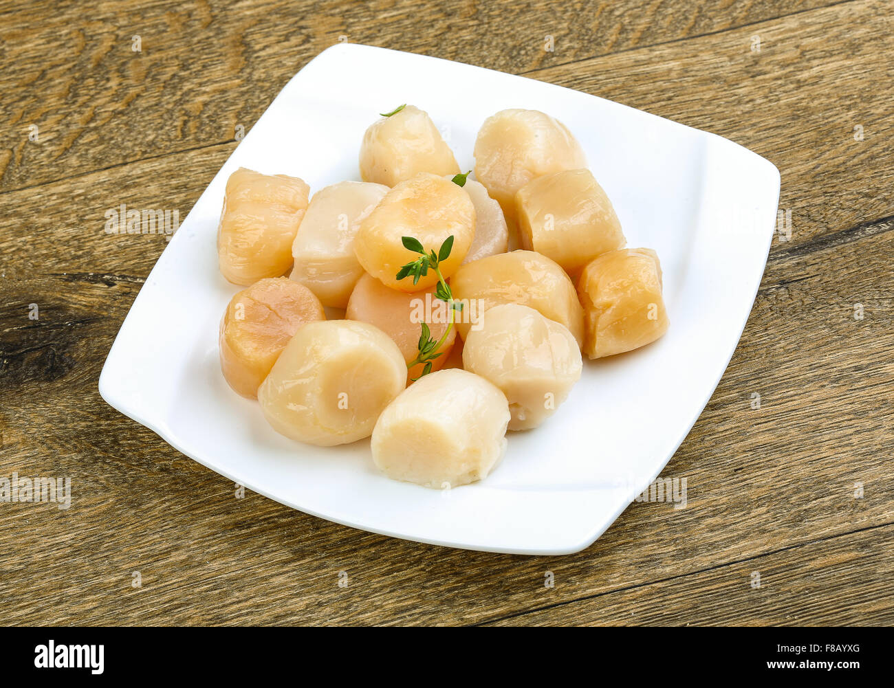 Raw scallops with thyme ready for cooking Stock Photo Alamy