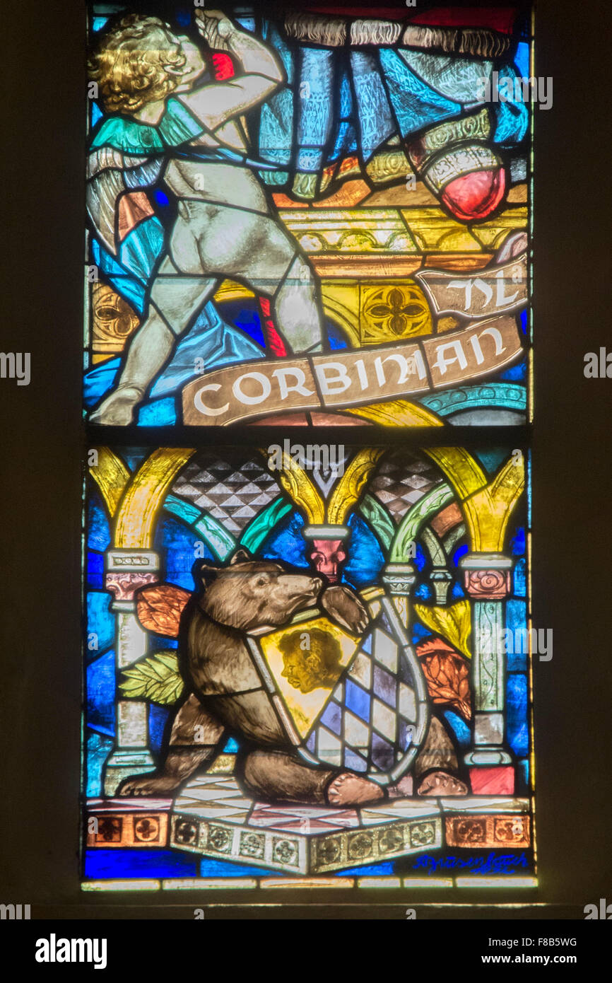 Österreich, Niederösterreich, Weidhofen an der Ybbs, Stadtpfarrkirche St. Lambert und Magdalena , Fenster mit Wappen. Über die E Stock Photo