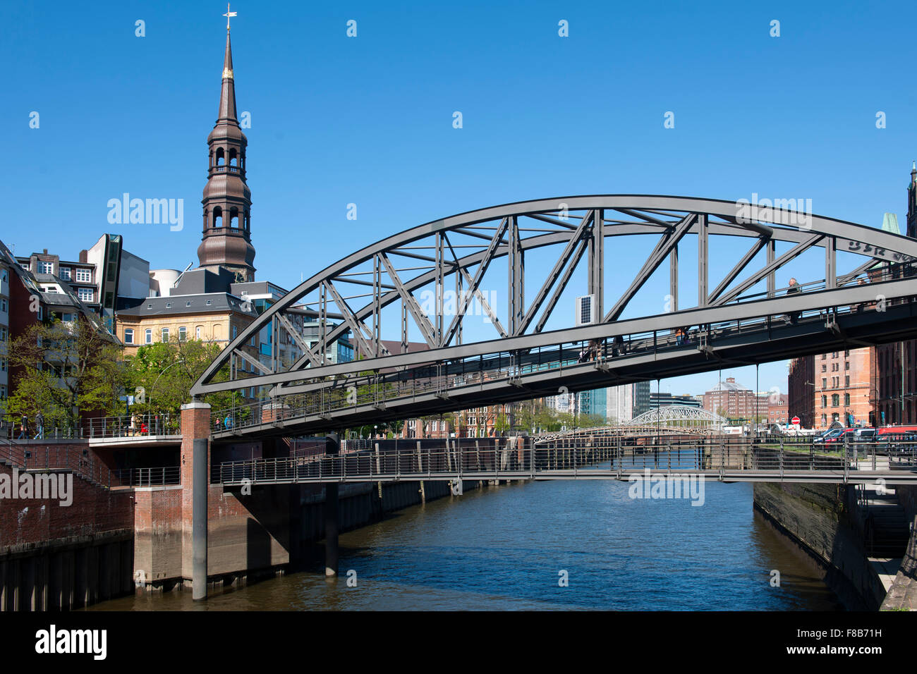 Deutschland, Hamburg, Kibbelstegbrücke über den Zollkanal zur Speicherstadt, Warehouse District, links Turm der Kirche St. Katha Stock Photo