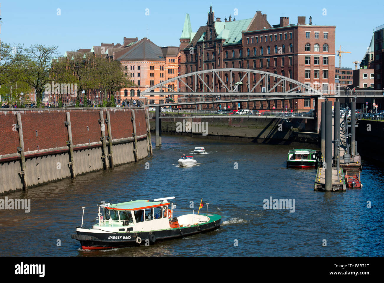 Deutschland, Hamburg, Zollkanal, vorne die Kibbelstegbrücke zur Speicherstadt, dahinter der Sandthorquaihof Stock Photo