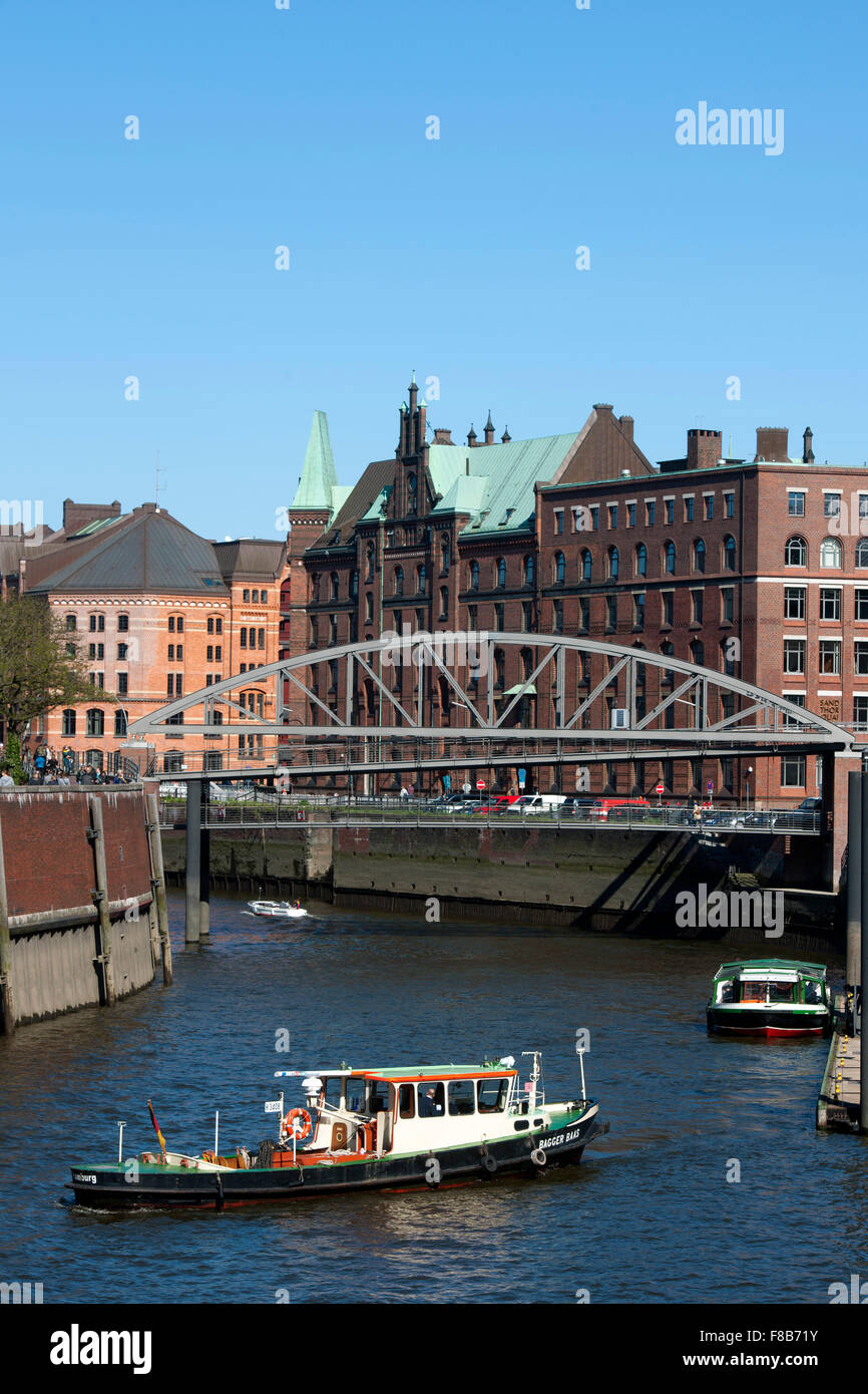 Deutschland, Hamburg, Zollkanal, vorne die Kibbelstegbrücke zur Speicherstadt, dahinter der Sandthorquaihof Stock Photo