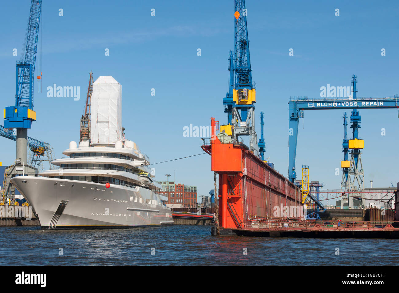 Deutschland, Hamburg, Hamburger Hafen, Yacht Eclipse des russischen Milliardärs Roman Abramowitsch neben dem Trockendock der Fa. Stock Photo