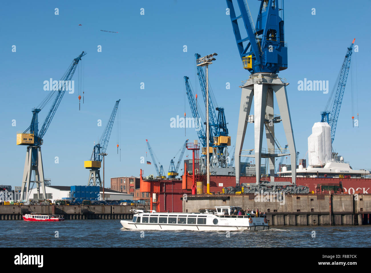 Deutschland, Hamburg, Hamburger Hafen, Hafenrundfahrtsboot vor Trockendock der Fa. Blohm und Voss Stock Photo