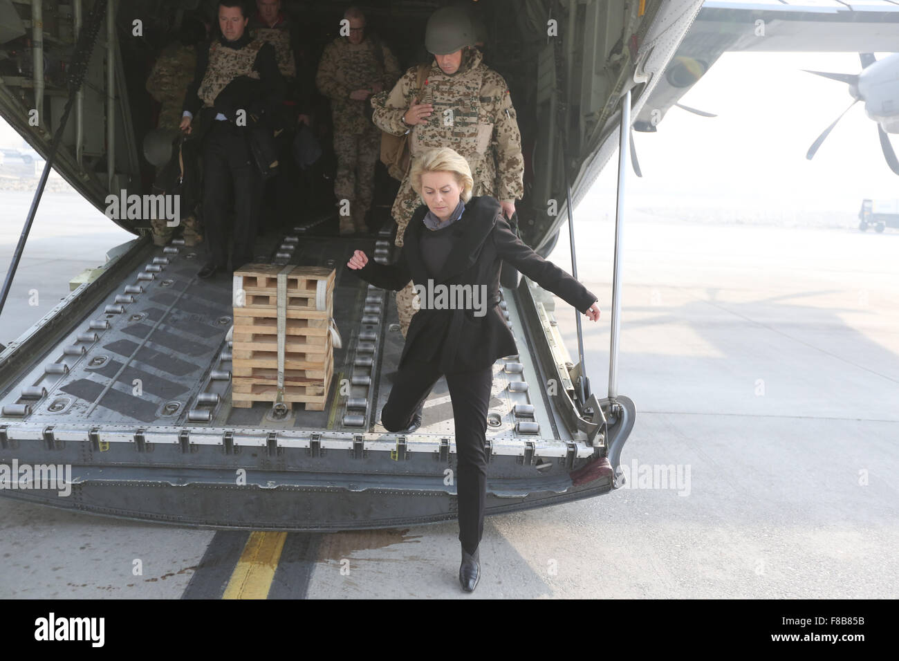 Kabul, Afghanistan. 8th Dec, 2015. German Defence Minister Ursula von der Leyen (CDU) arrives in a US airforce Hercules transport plane at the airport in Kabul, Afghanistan, 8 December 2015. In Kabul, von der Leyen is also meeting with Afghanistan's President Ghani. PHOTO: KAY NIETFELD/DPA/Alamy Live News Stock Photo