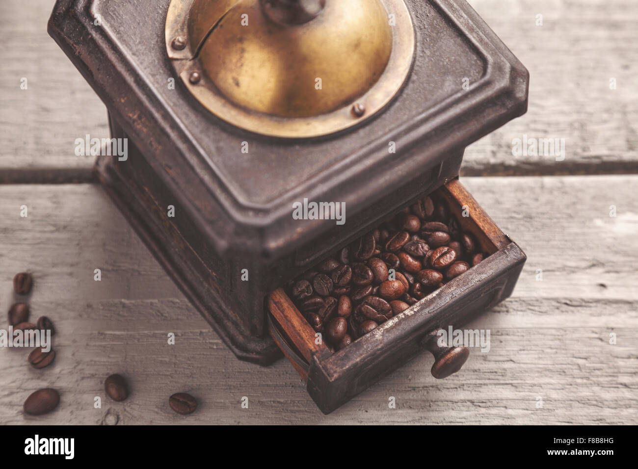 https://c8.alamy.com/comp/F8B8HG/vintage-coffee-blender-on-a-wooden-table-F8B8HG.jpg