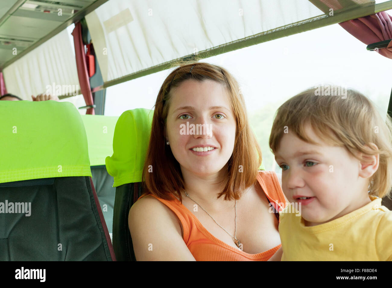 Японская мама автобусе. Мать с ребенком в автобусе. Девушка с ребенком в автобусе. Мама с младенцем в автобусе. Автобус для детей.