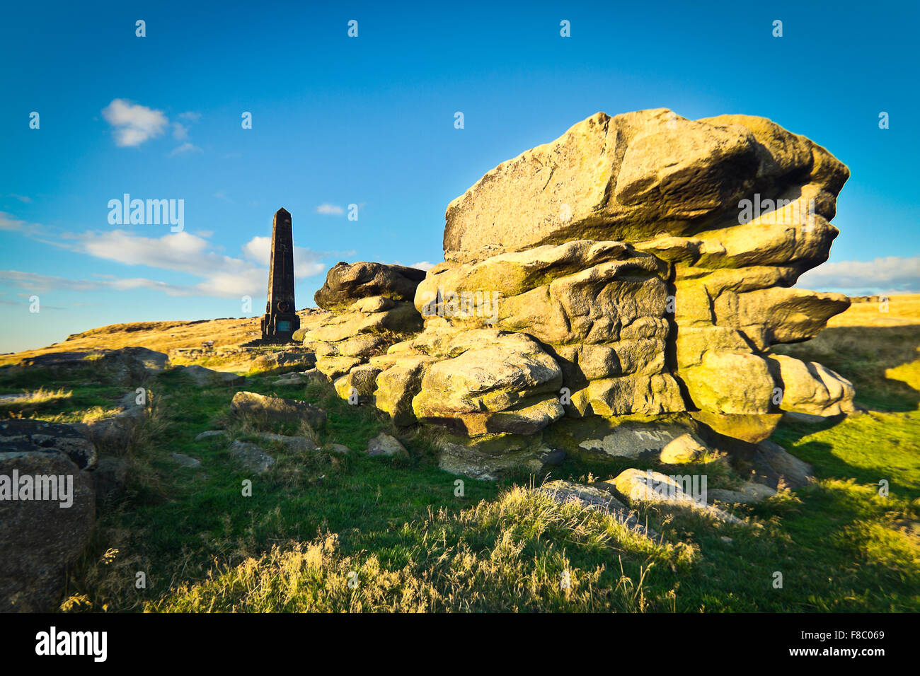 The war memorial and rocks on Pots and Pans hill Stock Photo Alamy