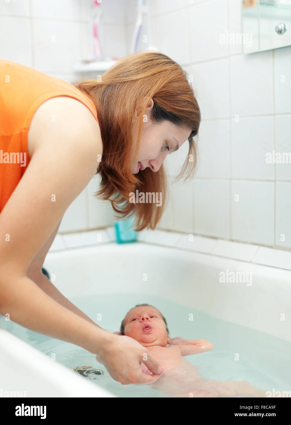Сын увидел мама ванны