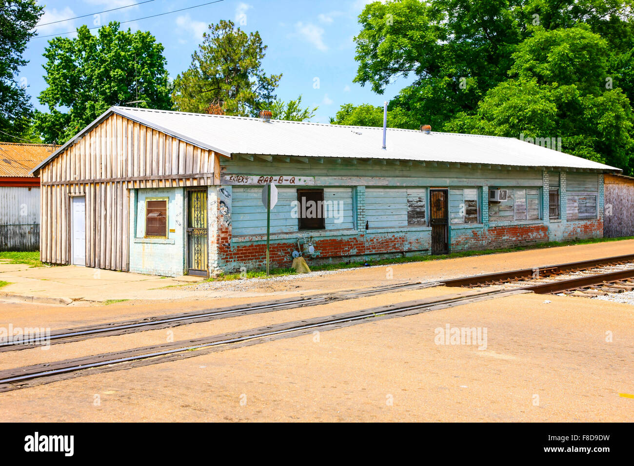 By the railroad tracks, BBQ eatery shack on Depot Ave in Indianola Mississippi Stock Photo