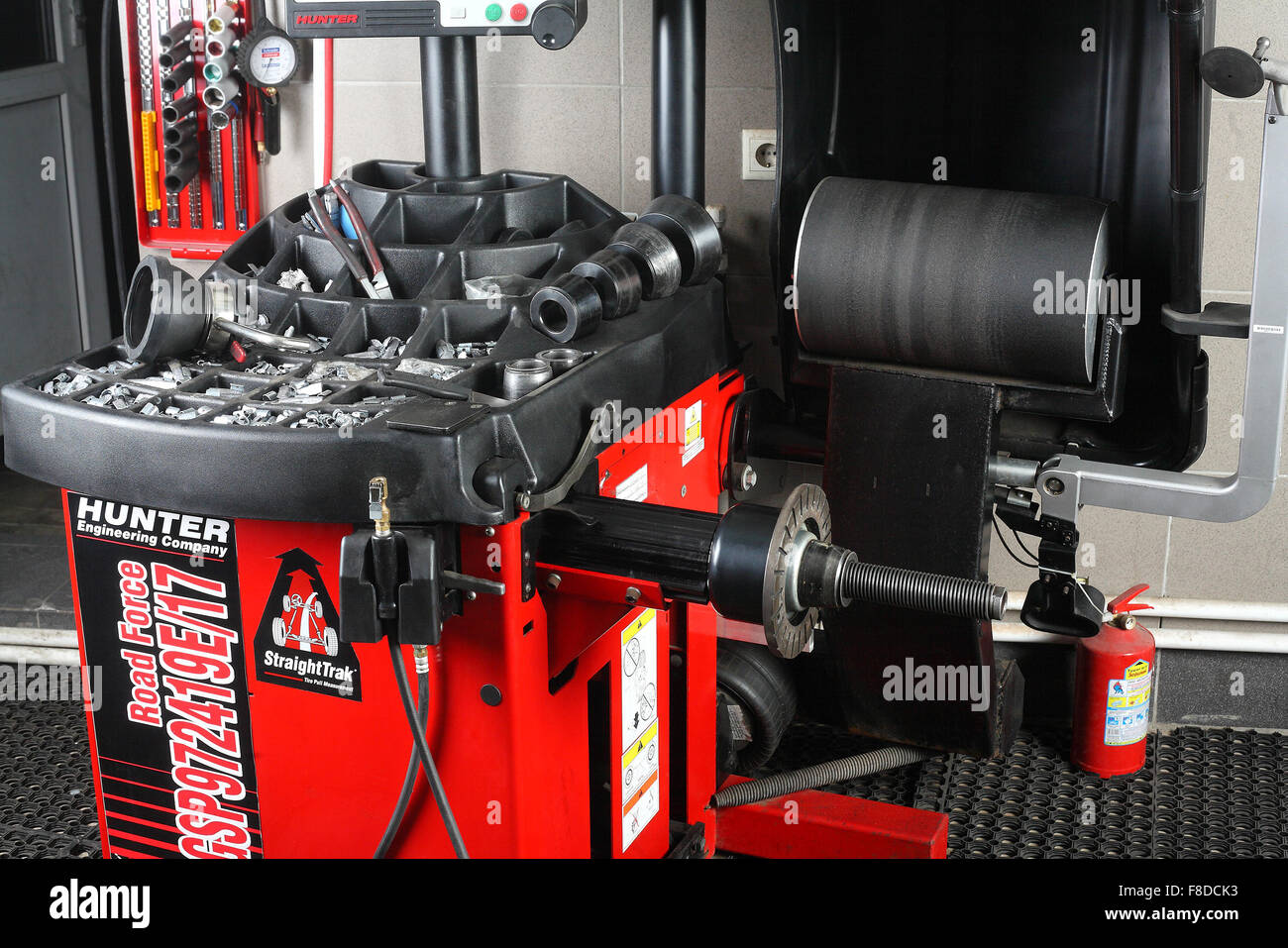 Balancing machine Hunter. Car service "Aquacars" Moscow. 04.10.2015. Tyre assembling. Tire